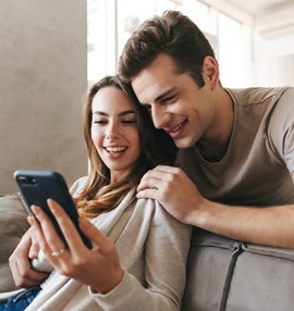 זוג מחפש מידע על הלוואות בנייד
