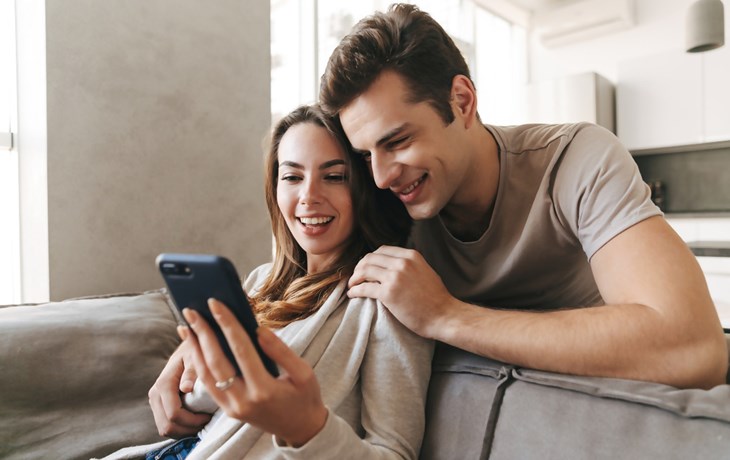 זוג מחפש מידע על הלוואות בנייד